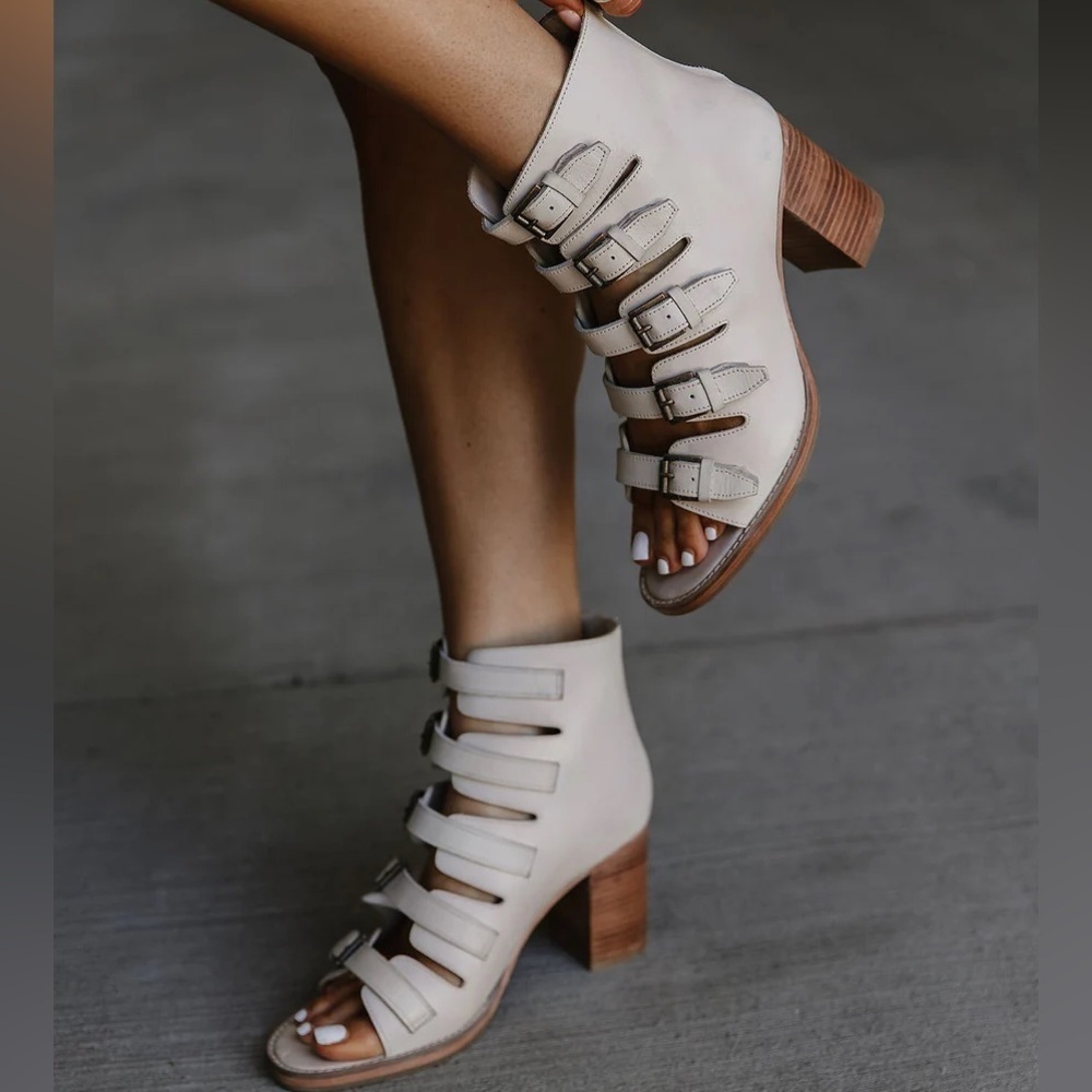 🌻NEW Vintage Foundry Lauralyn Ivory Leather Gladiator Block Heel Sandals Size 9